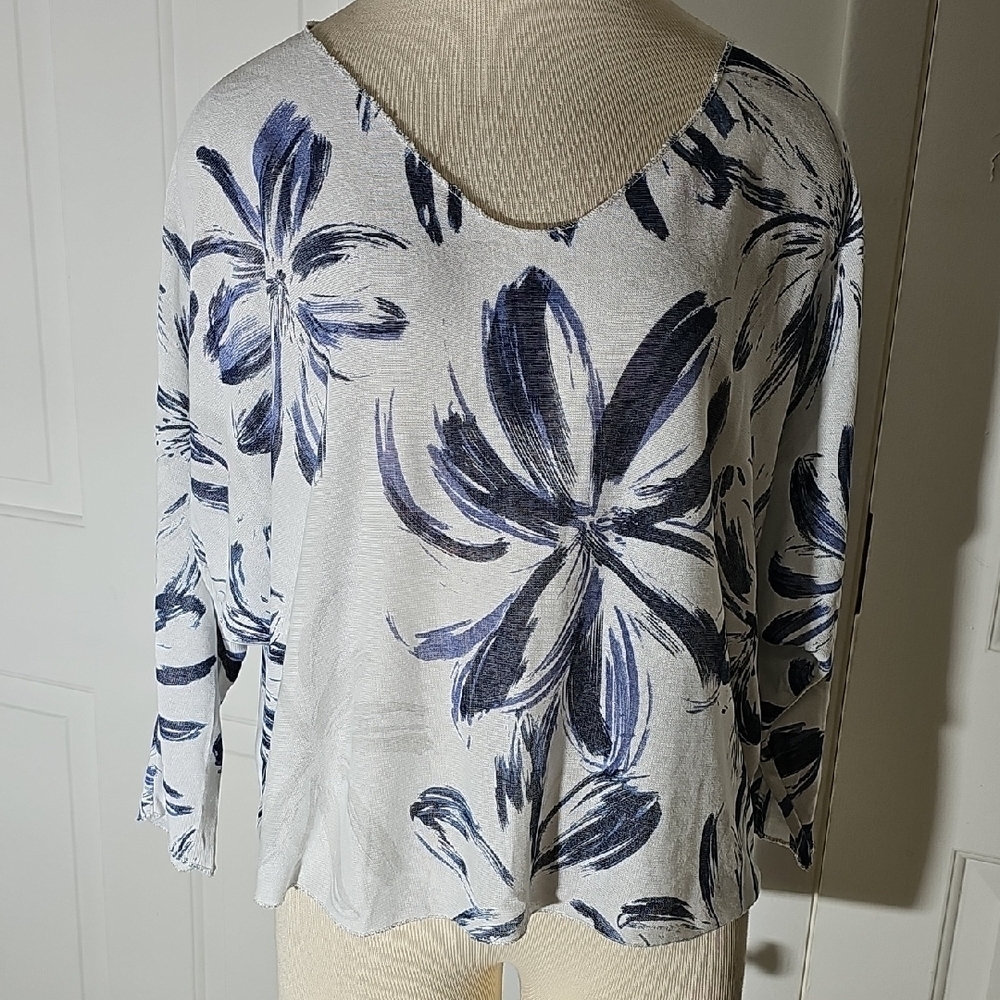 Floral Print Ragland Sleeve Top. Made‎ in ITALY. Oversized 4. WhiteW/ Blue/gray